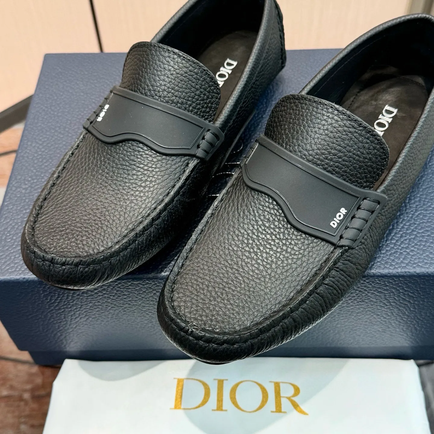 Men's shoes: 580💰 (Niu Li) (Dior Doudou shoes) Exclusive new model Official website new model The upper is made of high-quality imported calf, the color is delicate, and the luxurious texture flows. Tailor-made for exquisite men, creating a noble aura. Delicate and smooth lines. Cowhide lining. Size: 38-44, 45 customized. Outdoor driving shoes for experienced drivers🚗